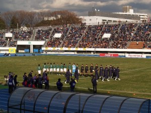 試合開始の両チーム観客は15,000人も入った