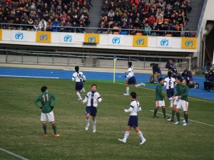 同点ゴールを決めて喜び野洲イレブン